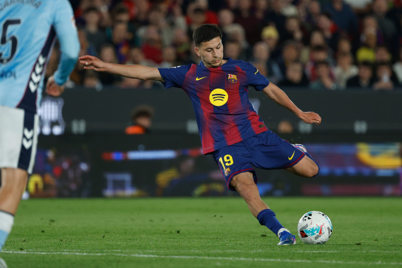 Roony Bardghji, del Barcelona, ​​dispara a puerta durante el partido de la Liga española entre el Barcelona y el Celta de Vigo en Barcelona, el 22 de abril de 2026.