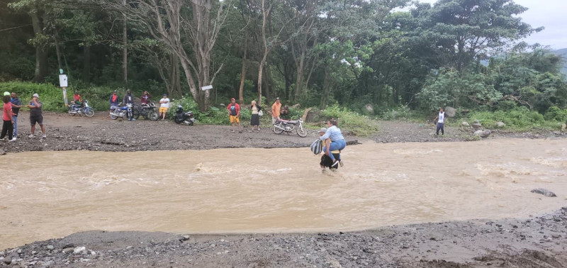 Asimismo, los pobladores pidieron a las autoridades del gobierno agilizar los trabajos de reparación de la carretera los cuales según dijeron se encuentran paralizados.