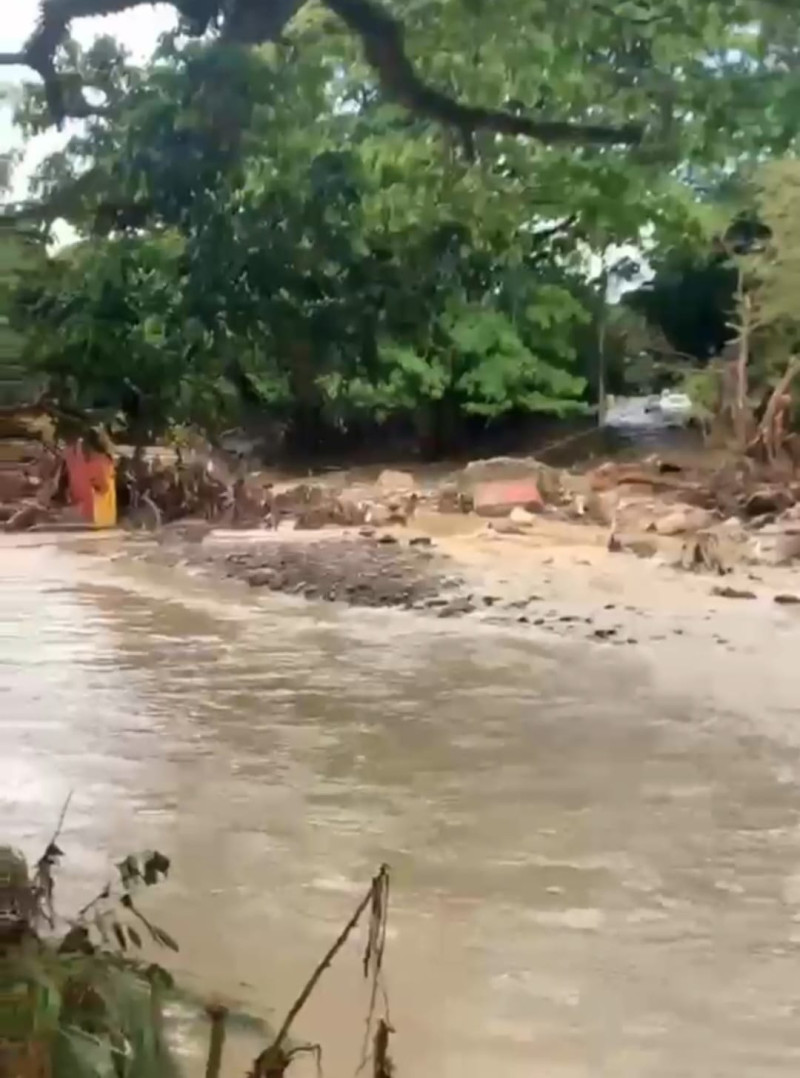 Residentes en Altos de La Boca en Los Hidalgos incomunicados por creciente del rio Unijica.