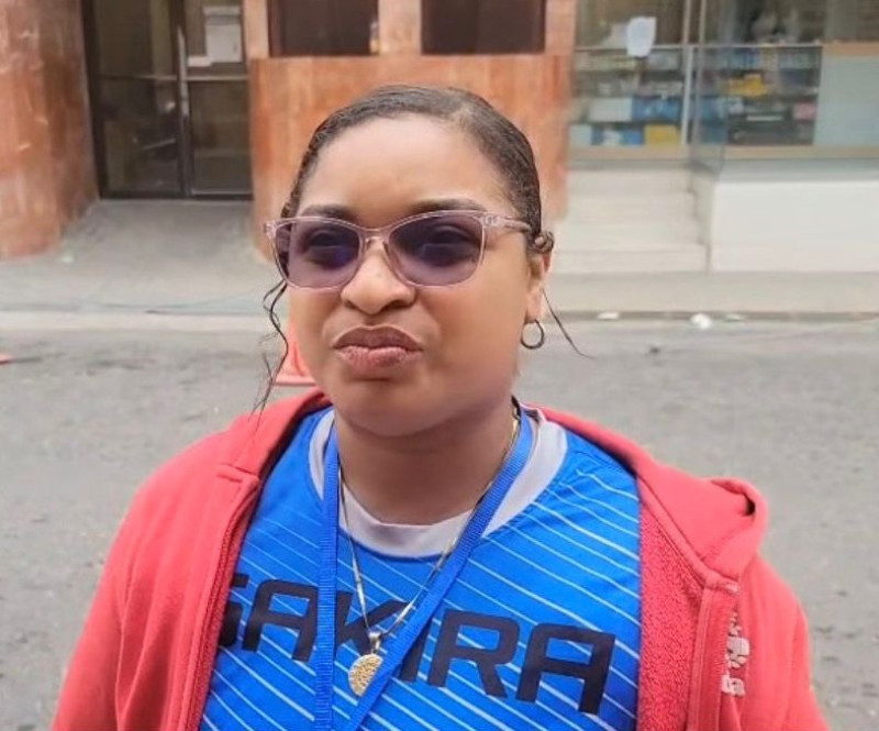 Brijida María Ulloa denunció que una clínica en La Vega no quiere llegar a un acuerdo de pago y entregarle una hija que se encontraba ingresada afectada de salud.