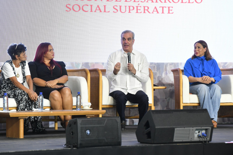 El presidente Luis Abinader durante un diálogo con unos 6,000 beneficiarios de los programas sociales de Supérate este jueves.