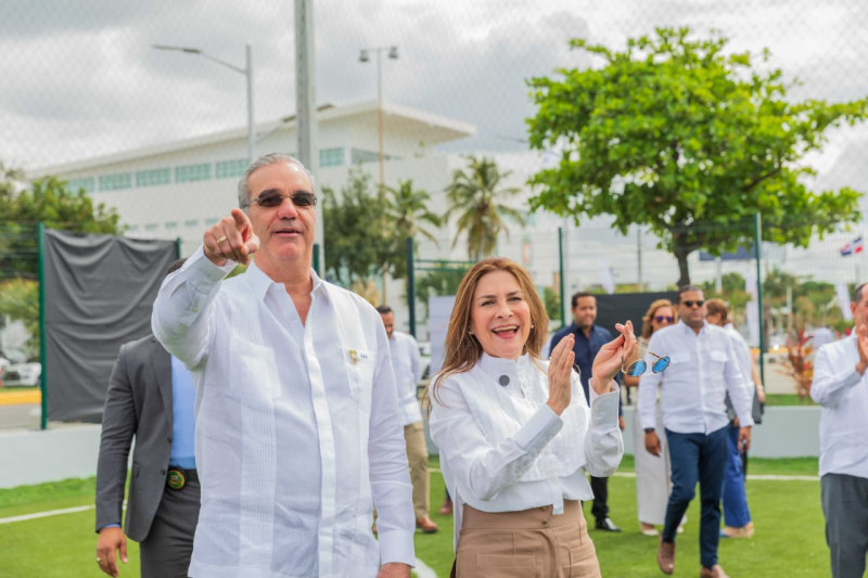 El presidente Luis Abinader y la alcaldesa del Distrito Nacional, Carolina Mejía, en la inauguración del Malecón Deportivo, este jueves.