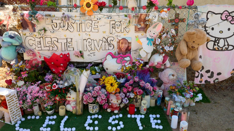 Un altar improvisado en memoria de Celeste Rivas Hernández, quien fue asesinada y encontrada dentro de un vehículo propiedad del cantante D4vd, se erigió frente a su casa en Lake Elsinore, California, el martes 21 de abril de 2026.