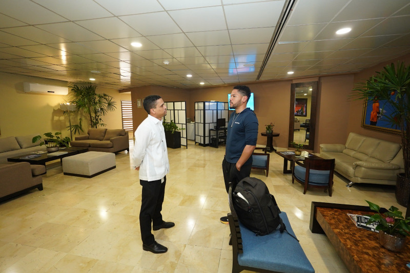 A su llegada al país, el joven Joel Richards García fue recibido por el director de Protección a Nacionales en el Exterior del MIREX, Miguel Reyes.