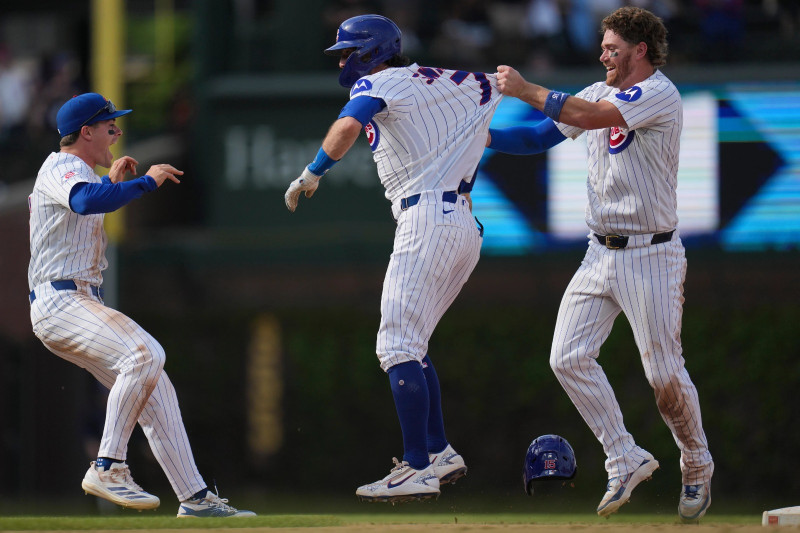 Dansby Swanson celebra con sus compañeros de los Cubs.