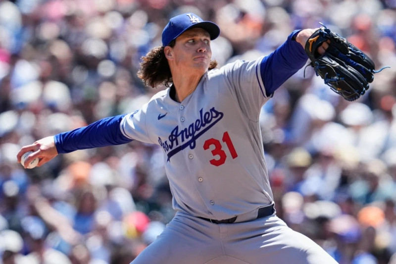 Tyler Glasnow, de los Dodgers, lanza en la tercera entrada del juego contra San Francisco.