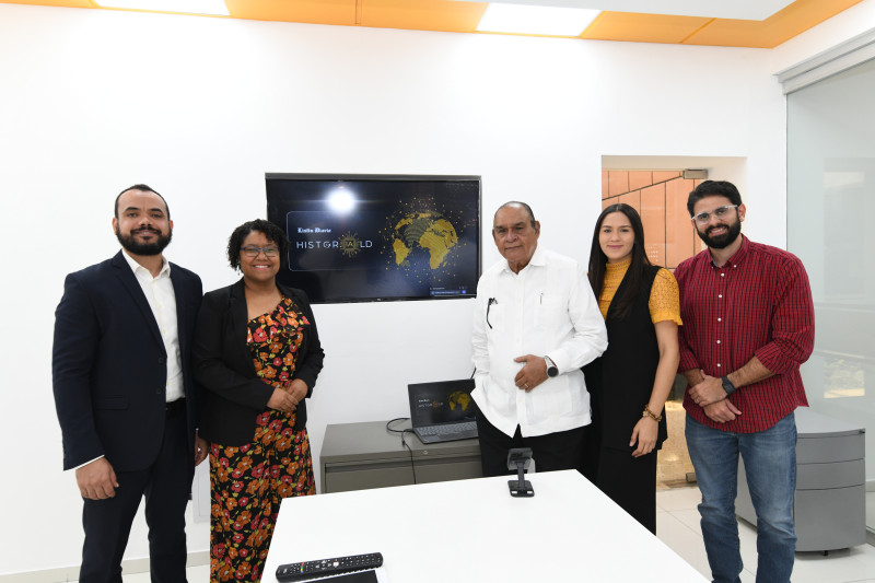 El director del LISTÍN DIARIO, Miguel Franjul (centro), junto al equipo de trabajo de la Redacción, integrado por Juan Eduardo Thomas, editor en jefe; Coralis Orbe, coordinadora de la mesa digital; Yadimir Crespo, coordinadora de investigaciones, y Enriquillo Billini, de desarrollo digital.