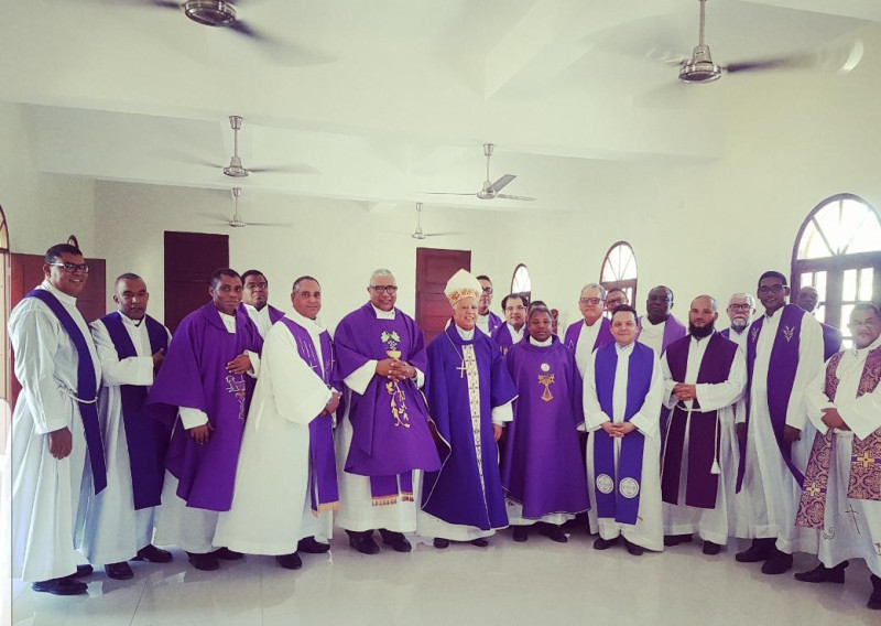 Monseñor Romero Cárdenas junto a sacerdotes de la Diócesis, al término de una eucaristía en la catedral.