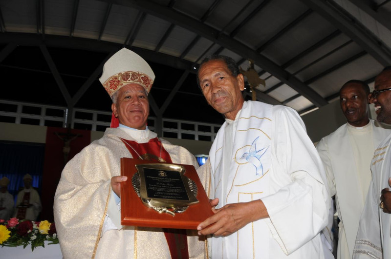 Monseñor Romero Cárdenas durante un reconocimiento   a su sucesor monseñor Rafael Felipe.