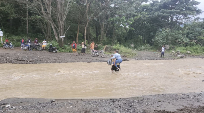 La crecida del arroyo Parra en San José de Ocoa impidió el paso de decenas de personas.
