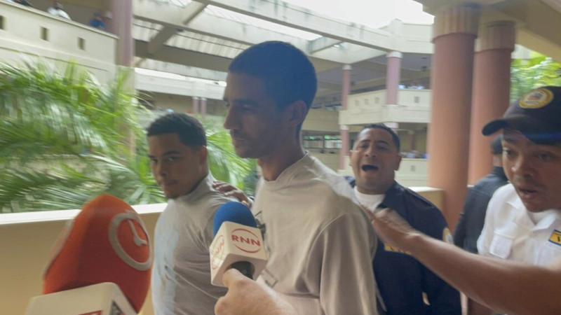 Yordy Parra López y Luis Martínez, durante su arresto por el asalto en la Plaza Gómez Díaz y la muerte de la joven Jennifer Altagracia Rodríguez.