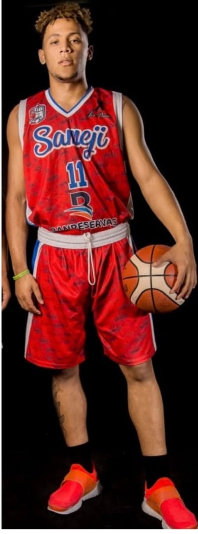 Este es "Macho", con el número 11 en el uniforme del club SAMEJI.