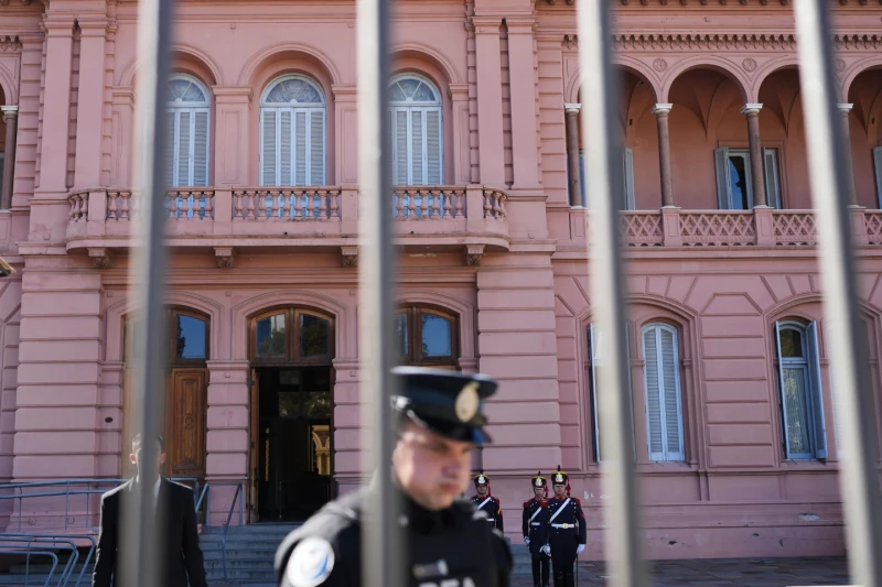 La guardia de honor se mantiene firme frente a la Casa de Gobierno en Buenos Aires, Argentina, el jueves 23 de abril de 2026.