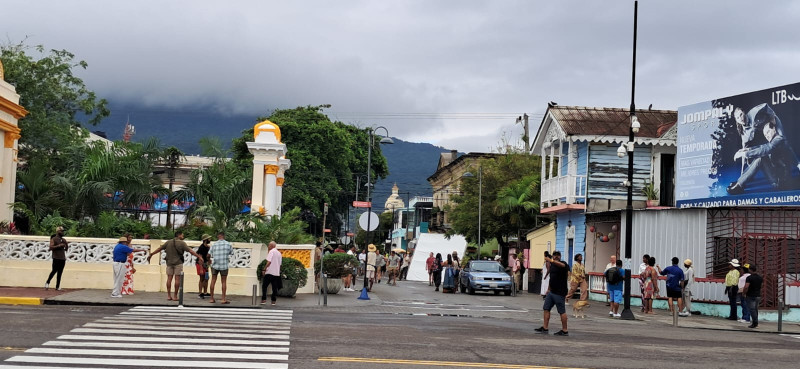 Camarógrafos y organizadores en el set.