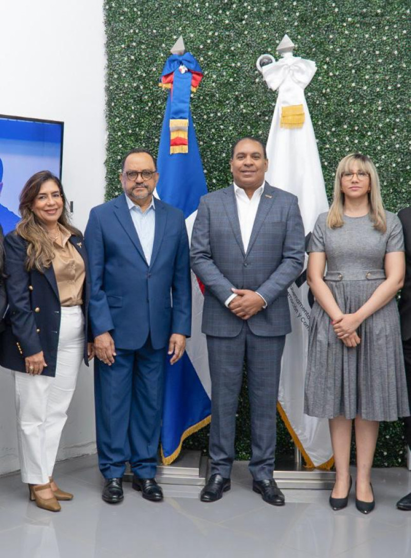 El ministro de Justicia, Antoliano Peralta, y las demás autoridades hicieron una visita al Punto GOB ubicado en la plaza Sambil.