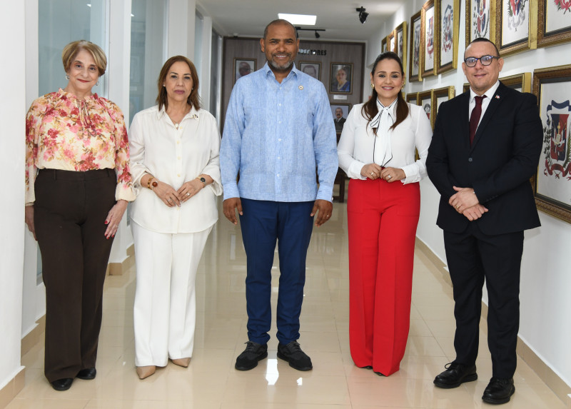 Jeanette Chaljub, Rosario Vásquez,Ricardo Guerrero,Patricia Hernández y Franklin Minyety.
