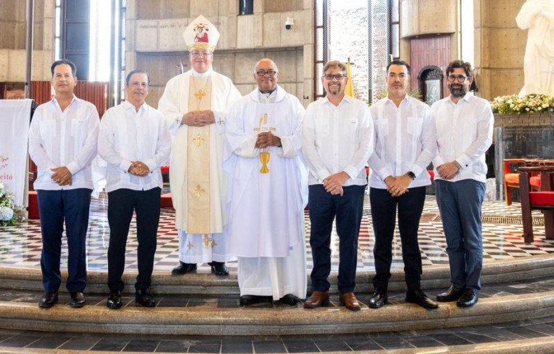 Juan José Alorda, Pedro Alorda, Monseñor José Amable Guzmán, Padre Porfirio Espinal, Felipe Thomas, Jorge Hernández y Joso Luis Thomas