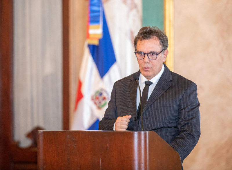 Presidente de la comisión del Gobierno, Jottin Cury, tras ser juramentado por el mandatario Luis Abinader en el Palacio Nacional.
