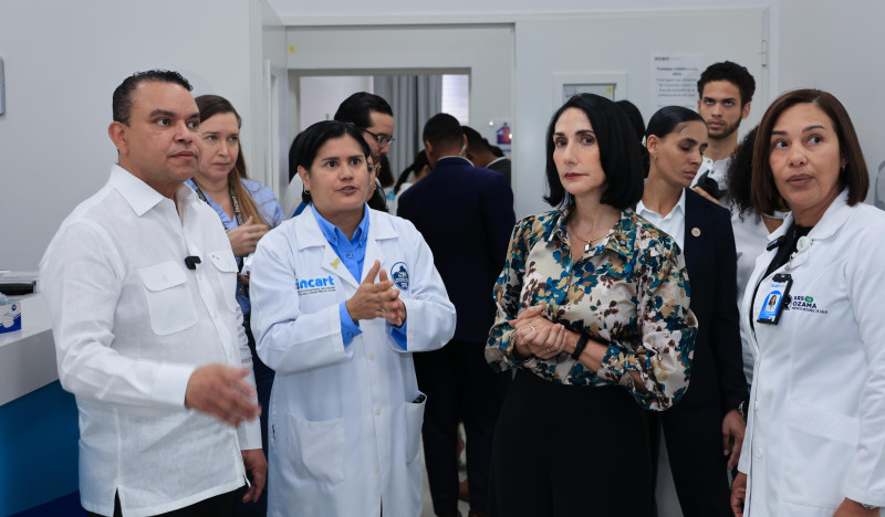 La primera dama, Raquel Arbaje y el director del  Servicio Nacional de Salud (SNS), doctor Julio César Landrón, encabezaron este viernes una visita protocolar al Instituto Nacional del Cáncer (INCART).
