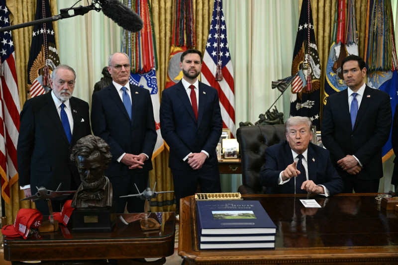 El presidente de Estados Unidos, Donald Trump, se reunió el jueves con los enviados libanés e israelí en una nueva ronda de conversaciones de paz, en la que Beirut solicitó una prórroga de un mes para el frágil alto el fuego que está a punto de expirar.