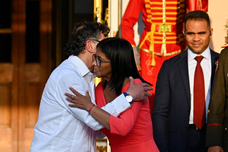 La presidenta interina de Venezuela, Delcy Rodríguez, y el presidente colombiano, Gustavo Petro, en el Palacio Presidencial de Miraflores, en Caracas.