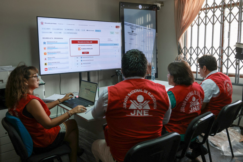 Miembros del Jurado Electoral Especial de Perú verifican los votos en el distrito de Surco, Lima, el 23 de abril de 2026.