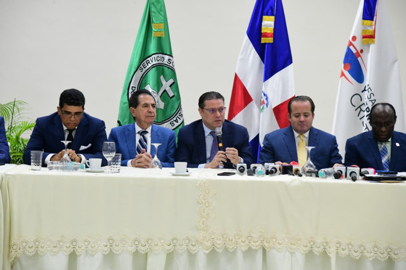 Reunión de la comisión gubernamental con representantes de la iglesia evangélica, el ministro de Industria y Comercio y Mipymes, Eduardo (Yayo) Sanz Lovatón.