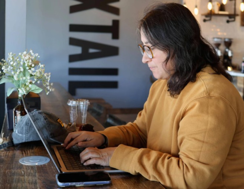 Lauren Contreras, de 40, realiza teletrabajo desde una cafetería.