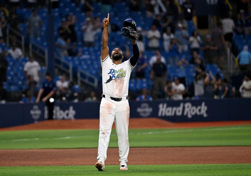 Junior Caminero celebra la victoria de los Rays 6-2 sobre los Mellizos.
