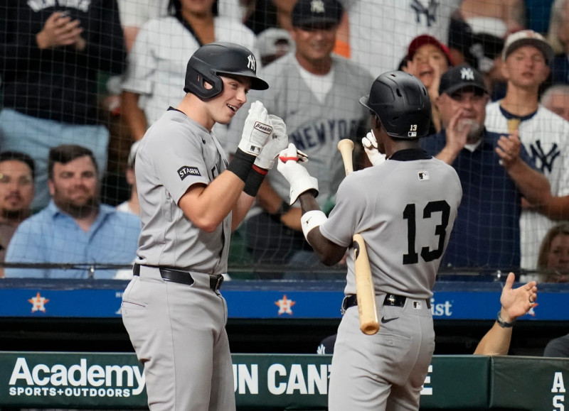 Ben Rice es recibido por Jazz Chisholm Jr. luego de que conectara cuadrangular en el triunfo de los rayados.