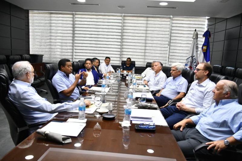 José Monegro conversa con Vitelio Mejía, presidente de Lidom, representates de los equipos Licey yEscogido, así como de la Dirección del Comisionado Nacional de Béisbol.