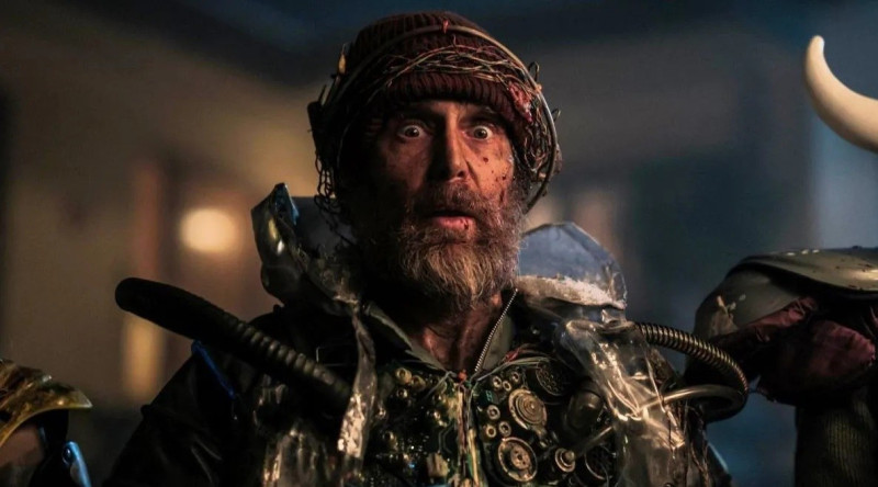 La trama de "Buena suerte, pásalo bien, no mueras" sigue a un hombre del futuro ataviado con un traje de plástico y cables.