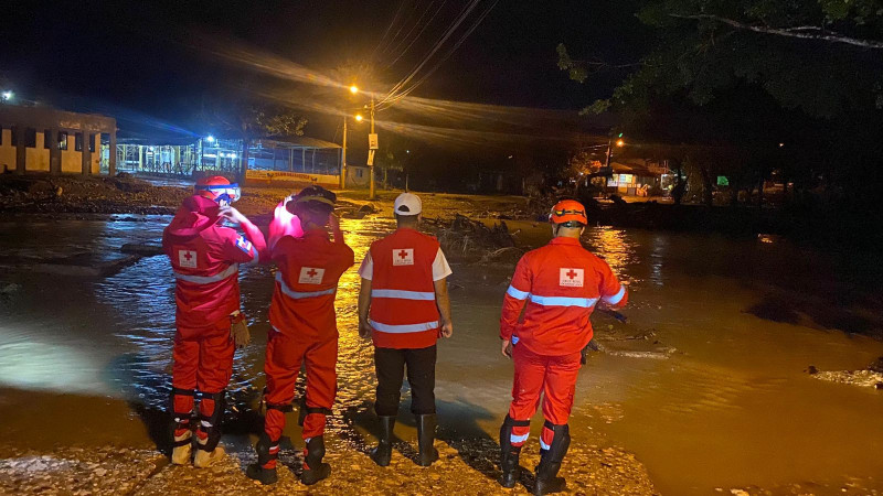 Miembros de la Cruz Roja Dominicana realizando operativos en provincias afectas por lluvias.