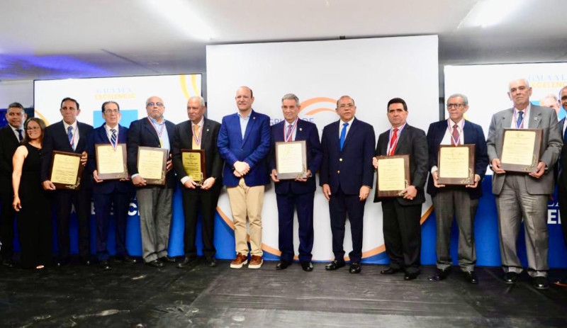 Destacan labor de ocho personalidades en el sector salud, incluido Félix Cruz Jiminián.