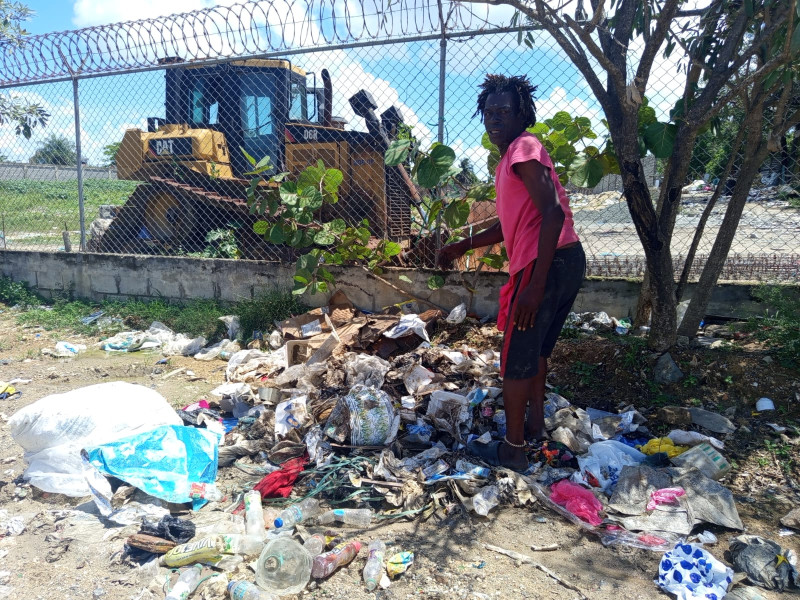 A sus 51 años, Víctor Cuevas Díaz busca entre la basura del vertedero de Haina el sustento para vivir.