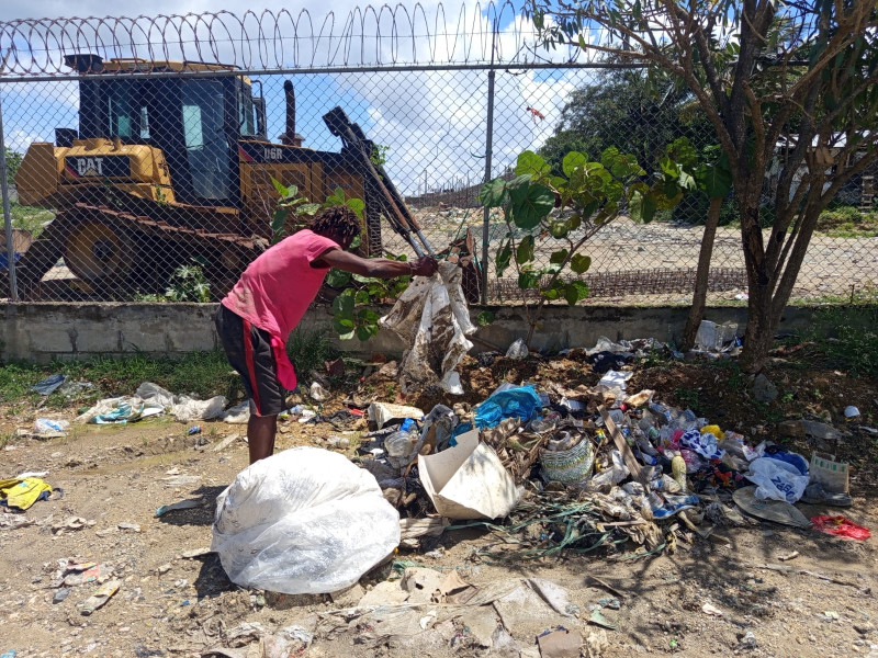 Víctor Cuevas Díaz en el vertedero del municipio Bajos de Haina.