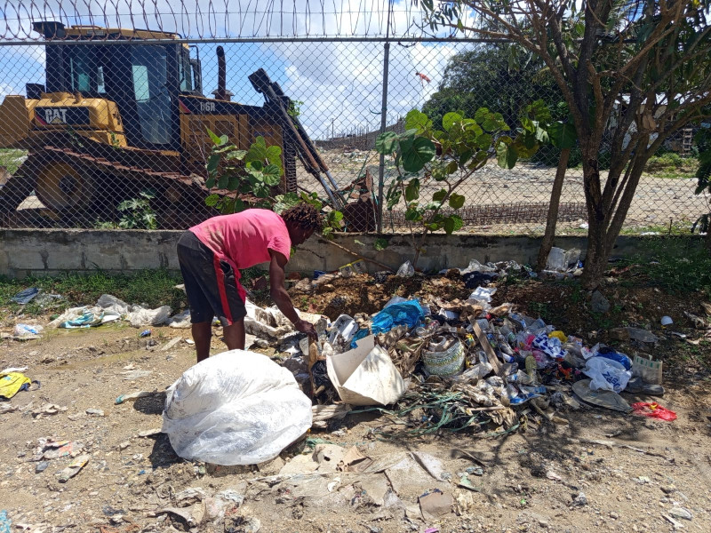 Víctor Cuevas Díaz busca en el vertedero del municipio Bajos de Haina objetos para vender.