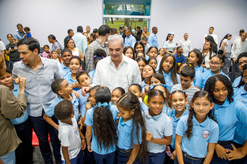 El presidente Luis Abinader realizó un recorrido por la Feria Regional del Libro Santiago 2026