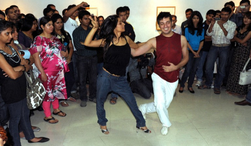 El dúo de baile formado por Samir Sachdeva y su esposa Shelley interpreta salsa en el Instituto Cervantes de Nueva Delhi, con motivo del Día Internacional de la Lengua Española, el sábado 18 de junio de 2011.