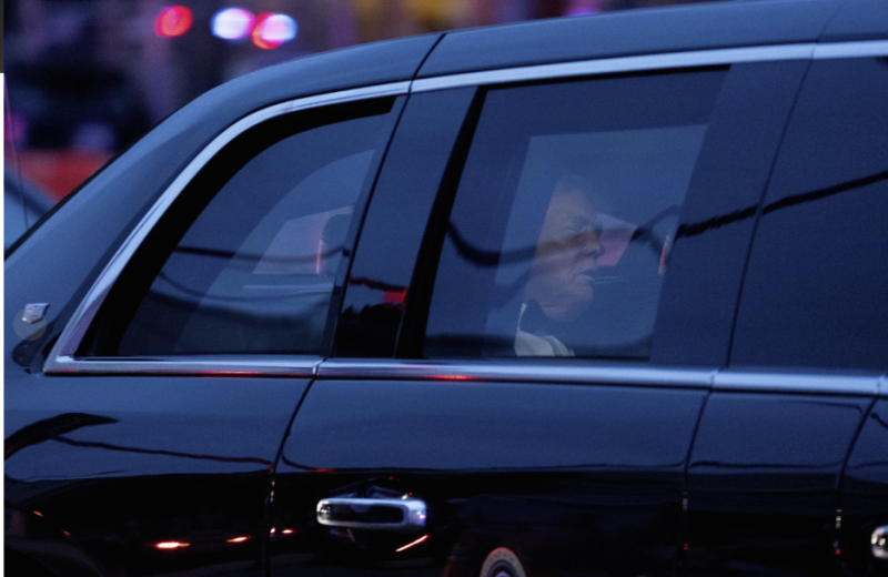 Trump llegó el sábado por la noche a un evento donde los líderes de una nación en guerra se mezclaron con celebridades, periodistas e incluso una marioneta