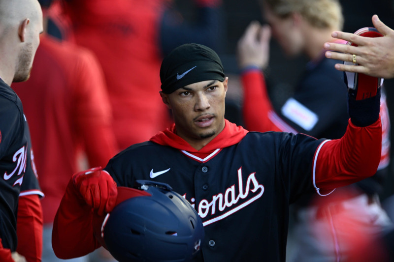 Nasim Núñez es recibido luego por sus compañeros luego de anotar en carrera.