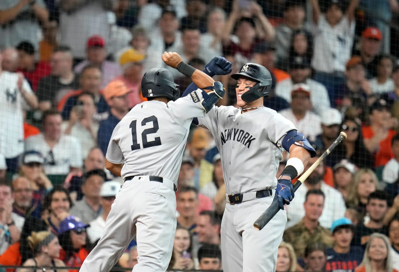 Trent Grisham celebra con Aaron Judge su cuarto jonrón de la temporada.