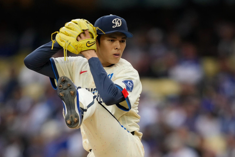 El lanzador abridor de los Los Angeles Dodgers, Roki Sasaki, lanza al plato durante la primera entrada de un partido de béisbol contra los Chicago Cubs, sábado 25 de abril de 2026, en Los Ángeles.