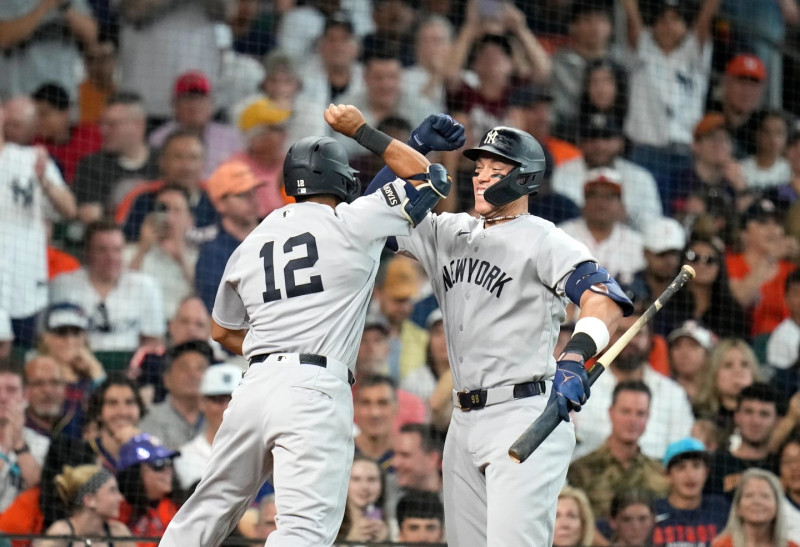Trent Grisham (12), de los Yankees,celebra tras su jonrón con Aaron Judge, a la derecha, durante la tercera entrada de un partido de béisbol contra los Astros.