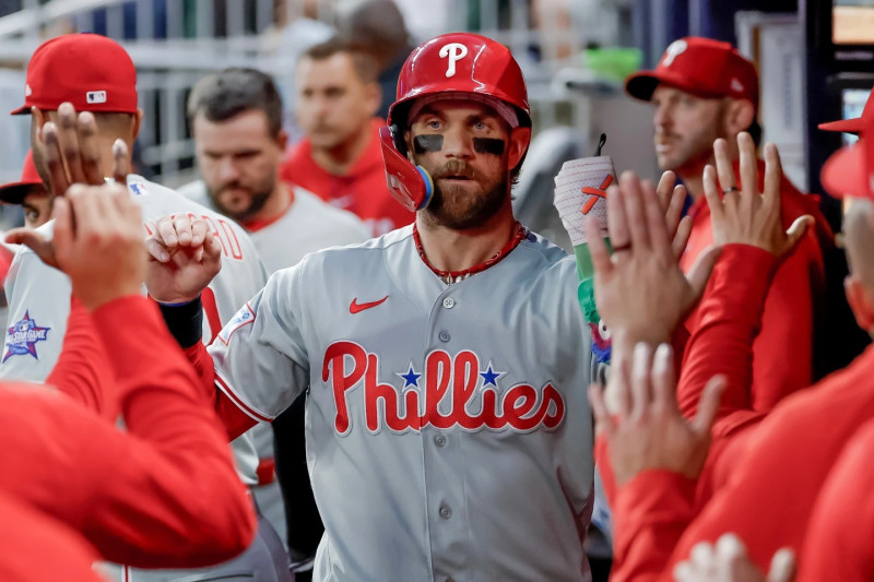 Bryce Harper, de los Fils, es recibido en el banquillo tras anotar contra los Atlanta Braves durante la primera entrada del partido contra Atlanta.