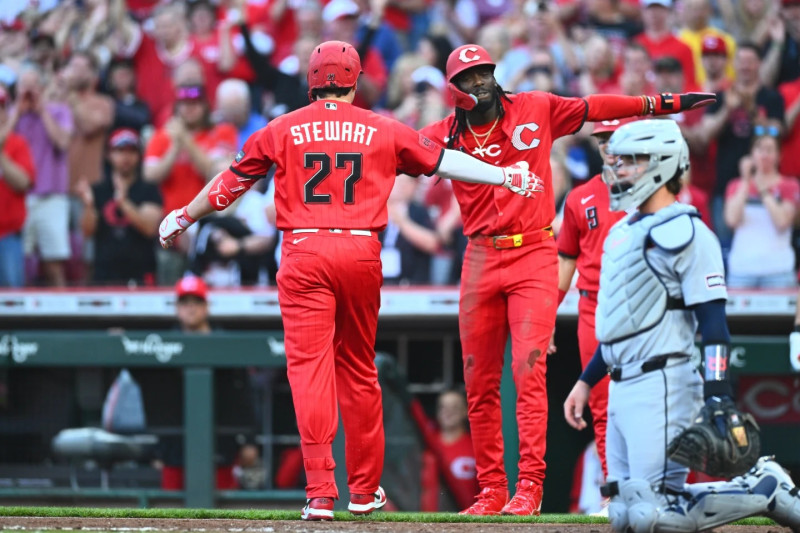 Sal Stewart, de Cincinnat, a la izquierda, celebra tras su jonrón de tres carreras junto a su compañera Elly de la Cruz, segunda por la izquierda, durante la primera entrada de un partido de béisbol contra Detroit.