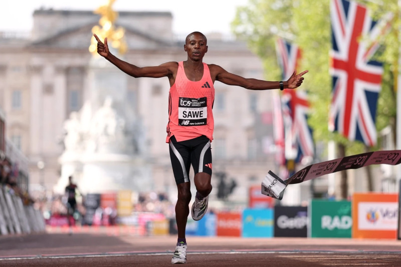 Sebastian Sawe, de Kenia, cruza la línea de meta para ganar la carrera masculina en la Maratón de Londres este domingo.