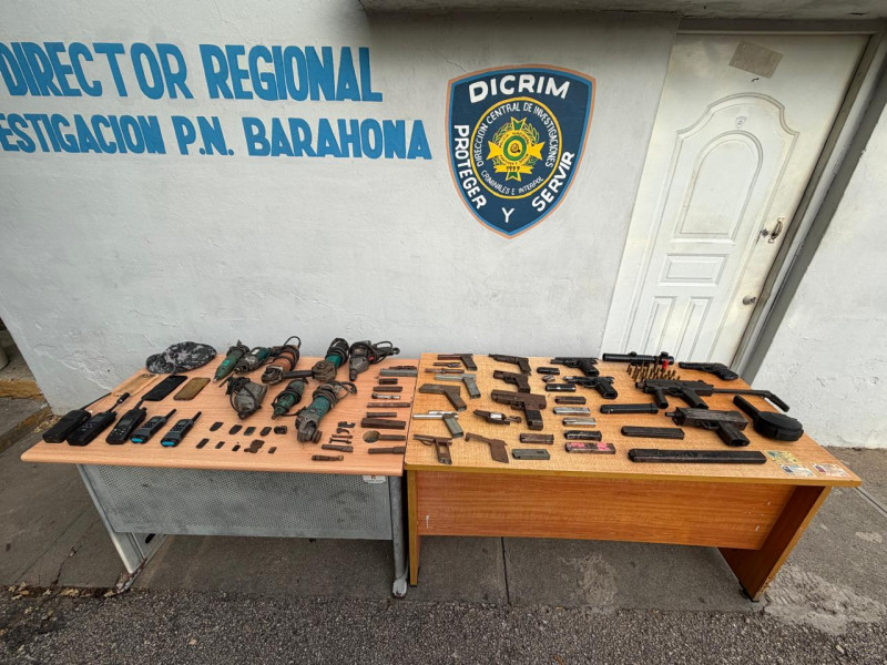 Apresan hombre con arsenal de armas y equipos ilegales durante operativo en Barahona.