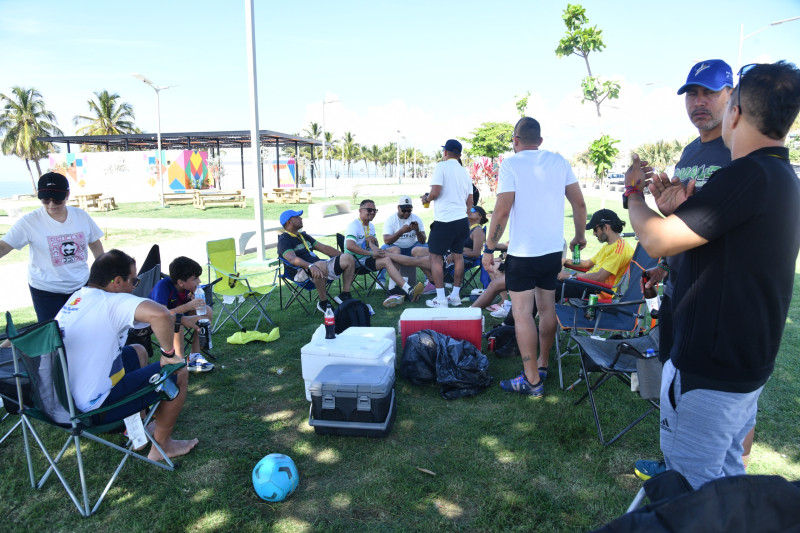 Una gran familia se encontraba disfrutando en el Malecón Deportivo mientras tomaban, escuchaban musica y conversaban.