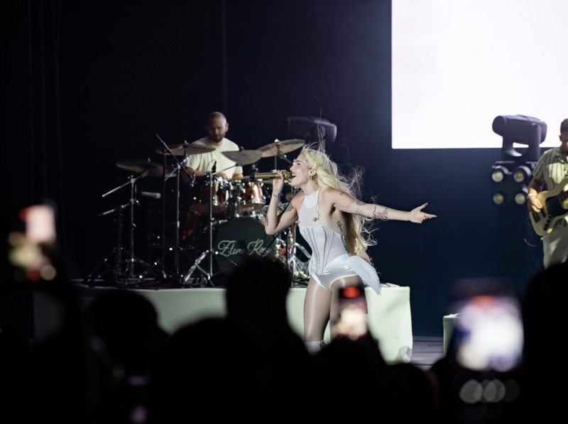 Elena Rose sobre el escenario del hotel Jaragua como una estrella solista.